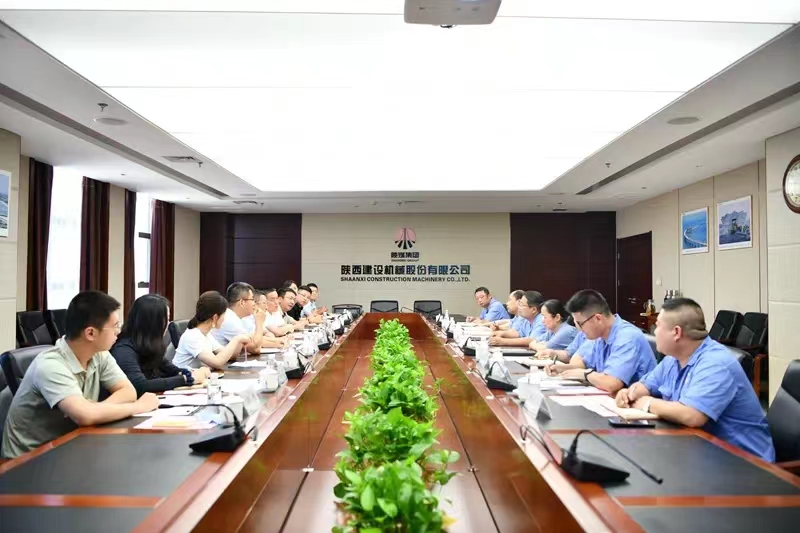 公司黨委委員、財(cái)務(wù)總監(jiān)胡大偉到陜建機(jī)股份交流座談